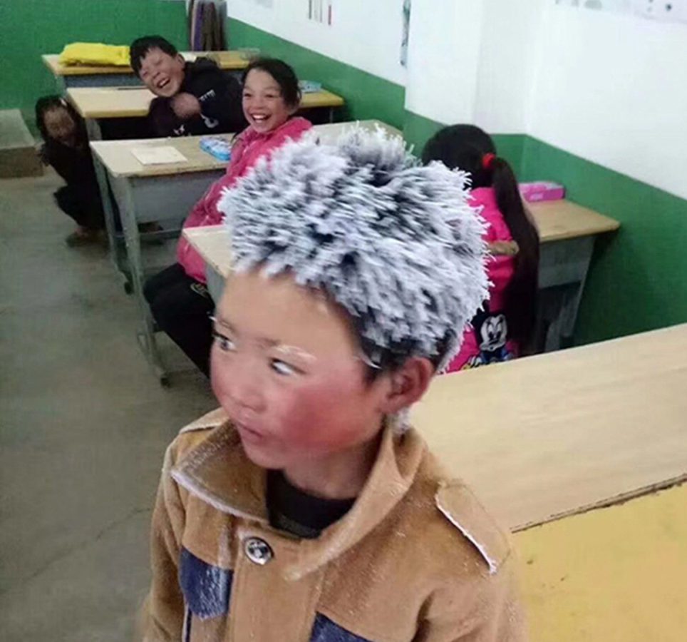 il bimbo che ha camminato per ore nel freddo per arrivare a scuola
