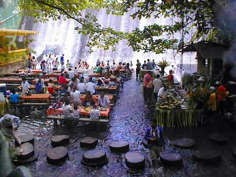 Villa Escudero ristorante sotto a una cascata