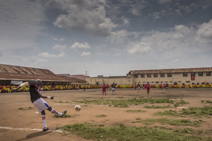 Partita di calcio alla prigione Luzira, Uganda
