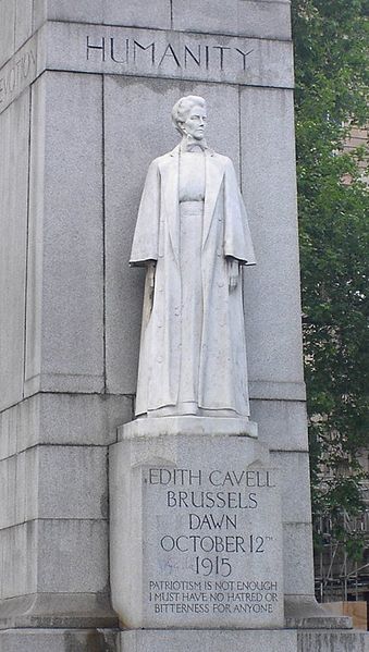 Una statua che commemora Edith Cavell
