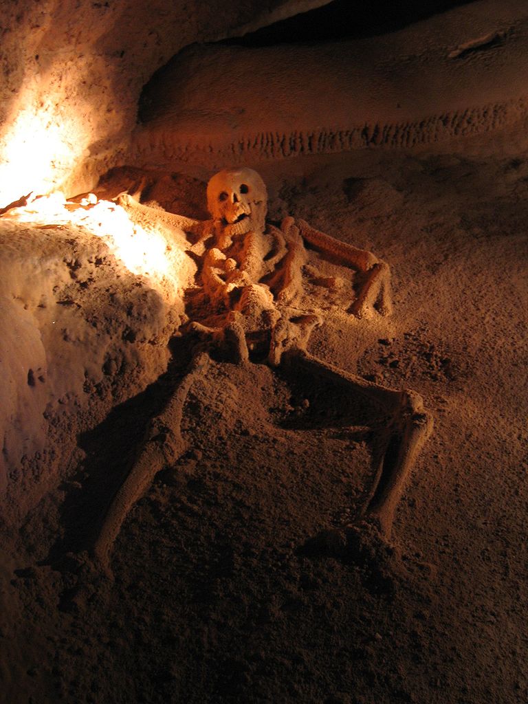 Tra gli altri resti dei sacrifici umani dei maya, nella grotta si può ammirare lo scheletro conosciuto come la 'Fanciulla di Cristillo'