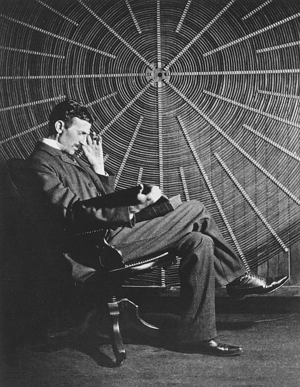 Tesla seduto davanti alla bobina a spirale nel suo laboratorio di East Houston St. 