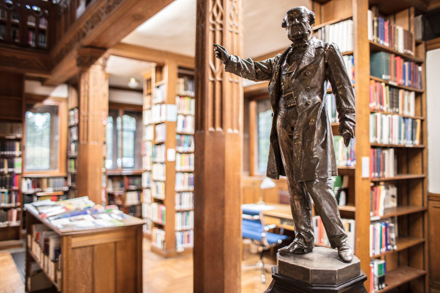 Una statua di Gladstone dentro la biblioteca