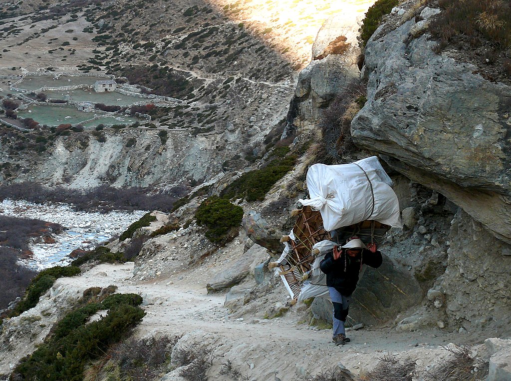 Gli sherpa sono abituati a trasportare grandi pesi