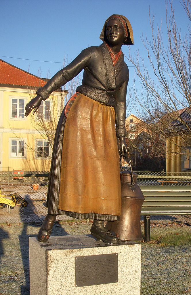 Una statua raffigurante Pilt Carin Ersdotter, realizzata dallo scultore Peter Linde