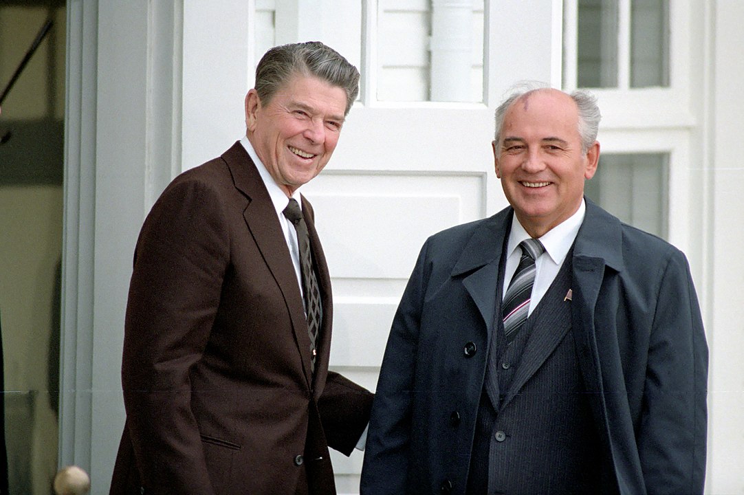 Mikhail Gorbachev e Ronald Reagan nel 1986