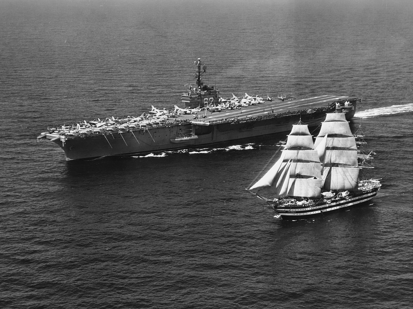 La USS Independence (CVA-62) e l'Amerigo Vespucci nel Mediterraneo, 12 luglio 1962