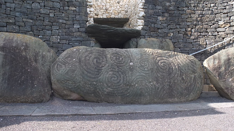 Le pietre davanti all'entrata sono decorate con motivi a losanga e a spirale