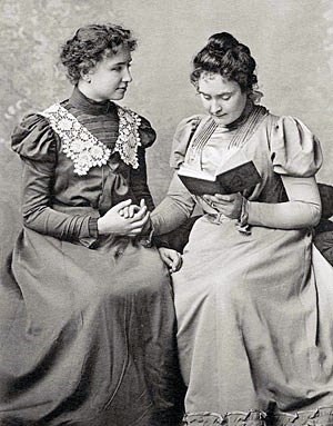 Helen Keller (a sinistra) e Anne Sullivan (a destra) nel 1898. 
