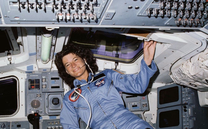 Sally Ride mentre galleggia nella microgravità dell'orbita terrestre sul Challenger durante l'STS-7 nel 1983