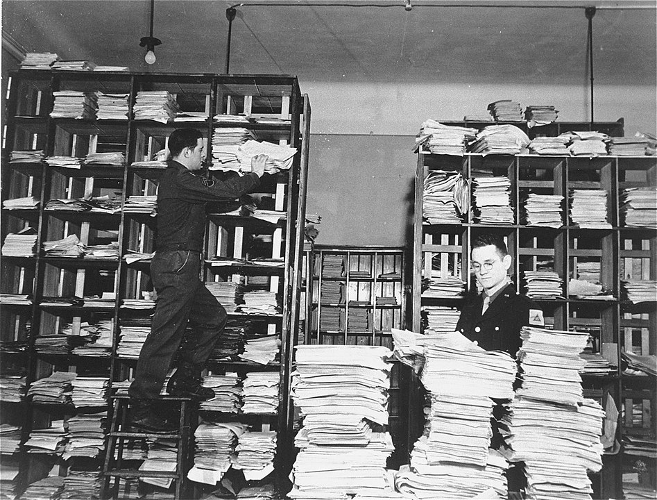 Impiegati dell'esercito degli Stati Uniti con prove raccolta per il Processo di Norimberga