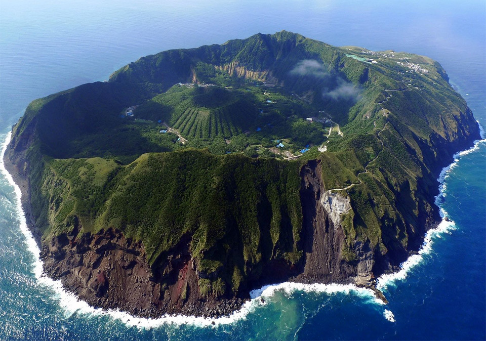 L'isola vulcanica di Aogashima