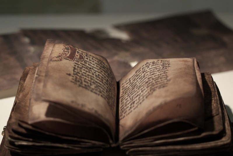 Un vecchio libro dentro al sito storico di Skriðuklaustur